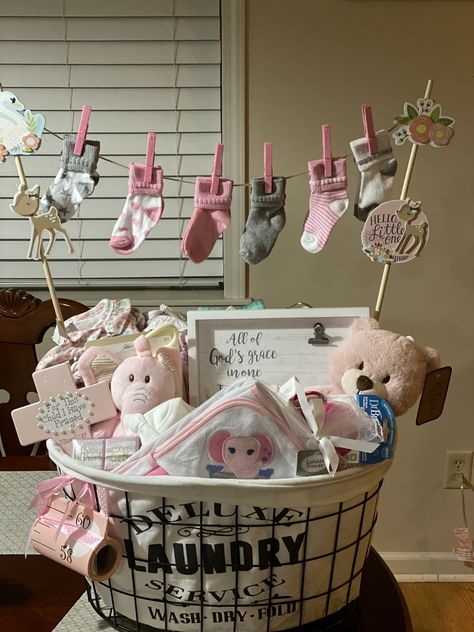 Diaper Diy Gift Shower Ideas, Pampers Gift Ideas, First Time Mom Gift Ideas, Baby Girl Shower Gifts Basket, Baby Shower Gift Basket For Girls Diy, Baby Shower Baskets Gift Ideas, Babyshower Gift Girl Ideas, Baby Shower Hamper Ideas, Baby Shower Hamper Gift Basket Ideas