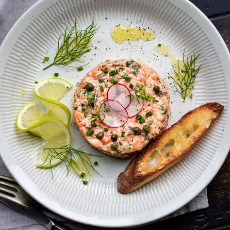 CLASSIC SALMON TARTARE — French Cooking Academy Quebec Food, Salmon Tartar, Gastronomic Food, Tartare Recipe, Salmon Tartare, Gourmet Appetizers, Raw Salmon, Bistro Food, Light Meals