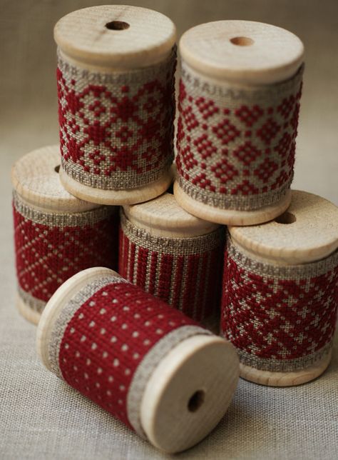 Vintage projects, DIY, Sewing art, Crafts, Vintage inspiration, sewing crafts, Vintage thread spools, up cycle crafts Spool Crafts Wooden, Bobbin Ornaments, Wash Tape, Wooden Spool Crafts, Red Cross Stitch, Spools Of Thread, Spool Crafts, French Ribbon, Wood Spool