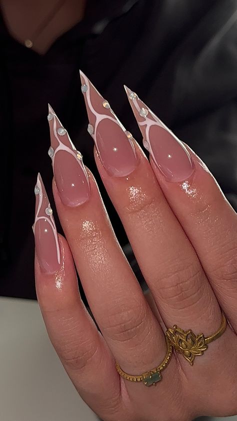 Nails Almond Stilleto French Nails, Stiletto Nails White Designs, White Nails Stiletto Long, White Stellio Nails, Pointed Acrylic Nail Designs, French Tip Pointy Nails, White Stilletos Nails, Pointed Nails Design, Stilleto Frenchies