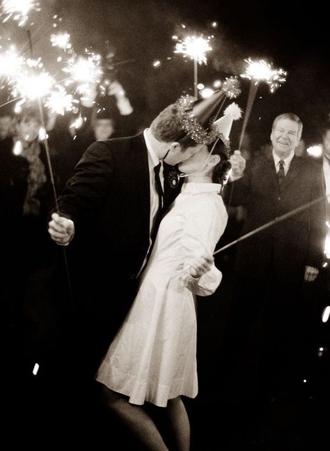 vintage everyday: 12 Romantic Vintage Photos of New Year's Kisses New Year's Kiss, New Years Wedding, Nye Wedding, New Years Eve Weddings, Trendy Wedding, Wedding Photoshoot, Wedding Bells, Central Park, Wedding Pictures