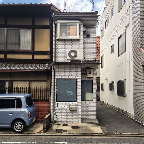 A narrow building from the back, judging by the windows and the fan. Japanese Apartment Aesthetic, Japan Apartment, Japanese Apartment, Japanese Buildings, 귀여운 음식 그림, Building Aesthetic, Japan Street, Apartment Aesthetic, Japan Aesthetic