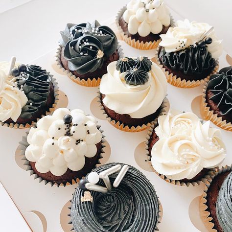 Black And White Cupcakes Ideas, White Gold Cupcakes, Black And White Dessert Table, Party Desert, White Dessert Tables, Black And White Cupcakes, Silver Cupcakes, Black Cupcakes, White Desserts