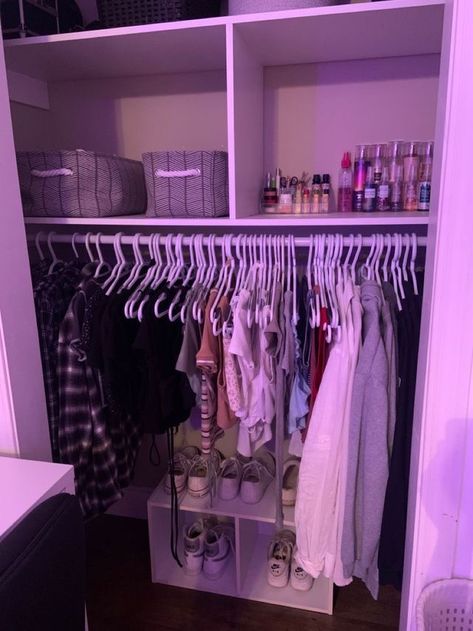 Neat Closet Organization, Clean And Neat Bedroom, Room Wardrobe Aesthetic, Clothes Aesthetic Organization, Clean Closet Inspiration, Closet Organization Ideas For Clothes, Clothes Room Aesthetic, Baddie Closet Organization, Closet Organization Inspo Aesthetic