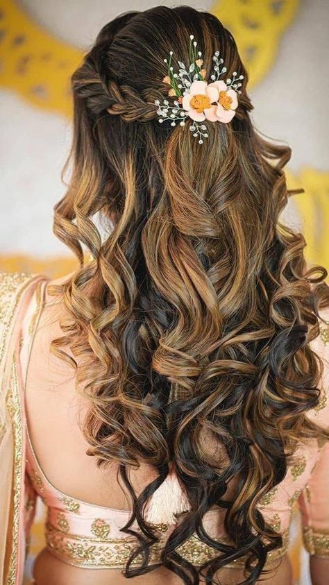 Indian Hairstyles For Long Hair Wedding, Hairstyles For Long Hair With Accessories, Open Hairstyles For Brides, Long Hairstyles For Engagement, Sangeet Hair Styles For Bride, Party Makeup And Hairstyle, Hairstyles In Open Hair For Wedding, New Hair Styles 2022 For Wedding, Hair Color Ideas For Brides