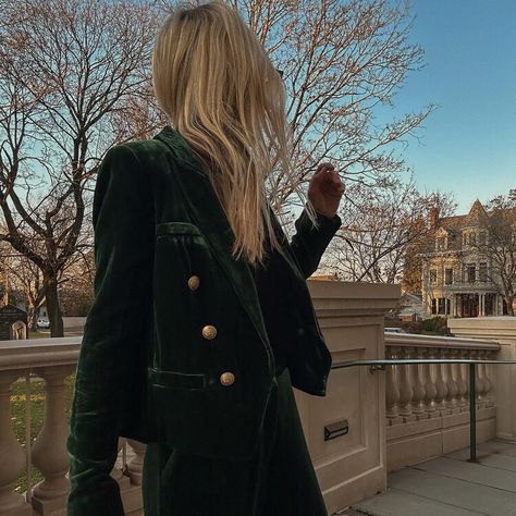 These Are the 15 Most Stylish Velvet Jackets to Wear This Winter — Who What Wear Green Velvet Jacket Outfit Women, Green Velvet Jacket Outfit, Velour Jacket Outfit, Velvet Blazer Outfit Women, Velvet Jacket Outfit, Velvet Blazer Outfit, Velvet Jackets, Green Velvet Jacket, Velour Jacket