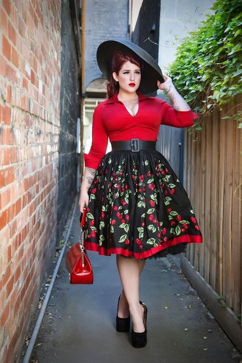 Important Fashion Tips for Curvy Women                                                                                                                                                     More Plus Size Rockabilly, Xl Mode, Mode Rockabilly, Couture Dior, Estilo Pin Up, Mode Retro, Walking Down The Street, Robes Vintage, Rockabilly Outfits