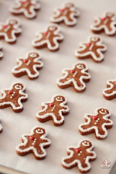 The most adorable gingerbread men Gingerbread Creations, Delicious Cupcakes Recipes, All Things Gingerbread, Sugar Frosting, Ginger Bread Cookies Recipe, Maple Sugar, Gingerbread Man Cookies, Gingerbread Men, Christmas Cooking