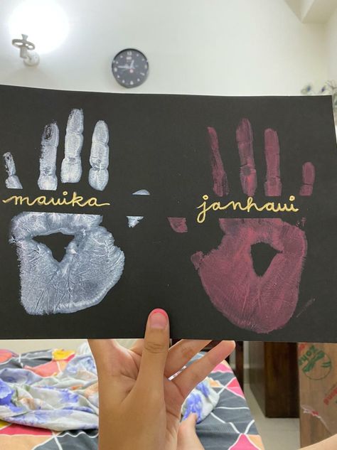 Hand Print Friends, Hand Painting Friends, Bestie Scrapbook, Couples Hand Painting, Couples Art Project, Handprint Painting, Bff Ideas, Couples Art, Kids Gold Jewelry