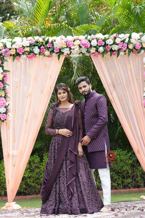 Couple Dress For Sangeet Function, Sagai Dress For Couple, Engagement Bride Groom Dress, Groom And Bride Matching Outfit, Wedding Dress For Bride And Groom, Engagement Bride And Groom Indian, Twining Outfits For Couples Indian, Sangeet Outfit For Groom And Bride, Reception Look For Couple