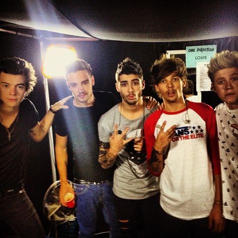 onedirection IG: 17 hours ago The boys backstage in Melbourne... Only 3 shows to go in OZ :( it's been ace! 1DHQ x Where We Are Tour, One Direction Louis, One Direction Photos, Five Guys, One Direction Pictures, I Love One Direction, 1 Direction, Zayn Malik, Liam Payne