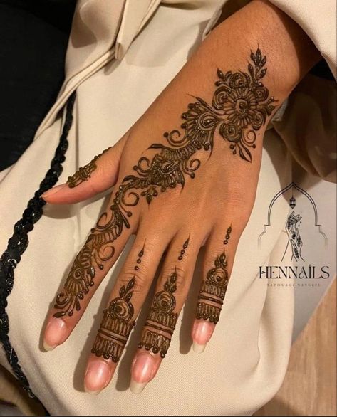 Cute Henna Designs, Henna Style Tattoos, Henna Inspired Tattoos, Henna Nails, Tato Henna, Finger Henna Designs, Henna Tattoo Hand, Henna Tattoo Designs Hand, Modern Henna Designs