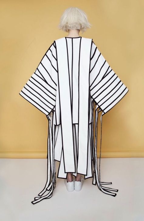 Avant-garde 1960’s Mumu love the piped pleating the drama of the black on white Sculptural Fashion, Textil Design, Couture Mode, Looks Chic, Yukata, Inspiration Mode, Mode Vintage, Mode Inspiration, Mode Style