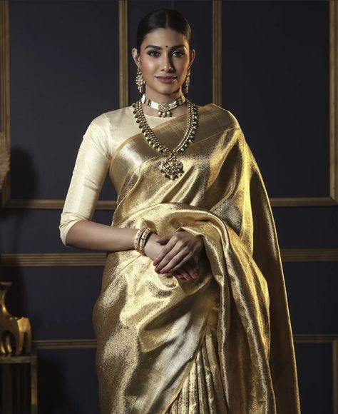 Gold Kanjivaram Saree, Mehendi Saree, Photoshoot Hairstyle, Gold Saree Blouse, Latest Traditional Dresses, Gold Silk Saree, Gold Saree, Saree Styling, Bookmark Designs