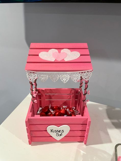 Valentine’s Day Boxes, Diy Kissing Booth, Make To Sell, Heart Gift Ideas, Diy Gift For Bff, Valentine Centerpieces, Easy Valentine Crafts, Diy Valentine's Day Decorations, Valentine Craft