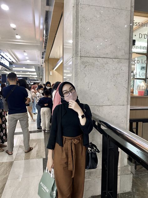 Outfit Celana Coklat, Ootd Casual Simple, Inner Rajut, Outfit Hijab Simple, Style Hijab Simple, Outfit Kemeja, Simple Ootd, Ootd Korean Style, Street Hijab Fashion