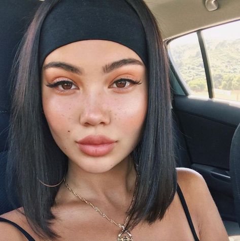 Amanda Khamkaew Outfit, Amanda Khamkaew, Hairband Hairstyle, Hairstyle Pictures, Headbands For Short Hair, Hair Band Accessories, Effortless Hairstyles, Black Headband, Bandana Hairstyles