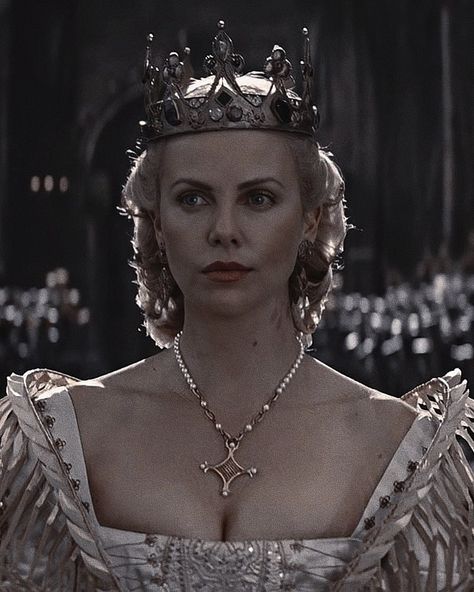 charlize theron as queen ravenna in snow white and the huntsman Evil Queen Snow White And The Huntsman, Charlize Theron Evil Queen, Ravenna Snow White Charlize Theron, Ravenna Snow White, Royalty Dr, Queen Ravenna, Visenya Targaryen, Snow White And The Huntsman, Ancient Queen