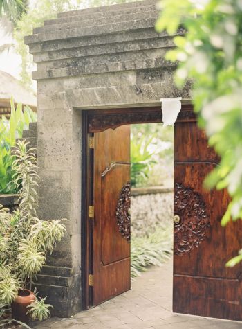 Ayana Resort Uluwatu Wood Door | photography by http://www.vickigraftonphotography.com/ Bali Entrance, Wooden Garden Gate, Club Photography, Bali Style Home, Balinese Garden, Balinese Style, Door Photography, Bali House, Front Gate