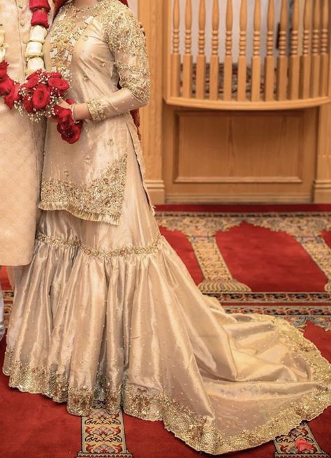 Bridal Grara Design, Kamkhaab Gharara, Bhopali Dresses, Baat Pakki Dress, Farshi Garara, Farshi Gharara Pakistani, Nikkah Gharara, Nikah Dress Pakistani, Bridal Garara