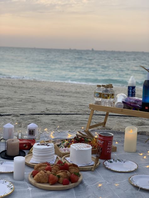 Beach Birthday Aesthetic, Boat Picnic, Coastal Birthday, Beach Picnic Party, Birthday At The Beach, Picnic Date Food, Picnic Engagement, 16 Candles, Picnic Day