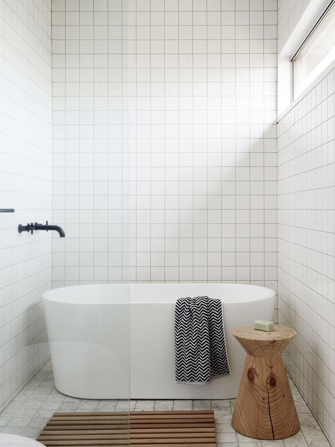 Minimalist Decorating, Minimalist Bathroom Design, Decor Ikea, Bad Inspiration, Minimalist Bathroom, Minimalist Home Decor, Laundry In Bathroom, Cool Ideas, White Towels