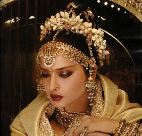 Rekha - exquisite Indian jewelry Rekha Saree, Retro Bollywood, Copper Hair Color, Vintage Bollywood, Indian Aesthetic, Ethereal Beauty, Traditional Indian, Indian Bridal, Indian Bride