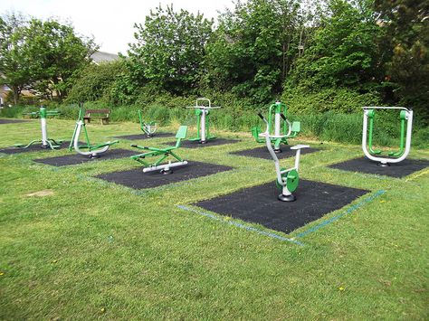 Outdoor Gym Design Public, Open Gym In Park, Outdoor Workout Area, Gym Outside, Public Park Design, Outside Gym, Game Landscape, Outdoor Gym Equipment, Backyard Gym