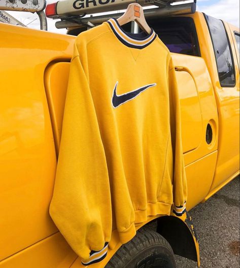 Sweatshirt Ootd, Nike 90s Vintage, Eminem Style, Old School Outfits, Old Nikes, Throwback Outfits, Hype Beast, Vintage Nike Sweatshirt, Aesthetic Sweatshirt