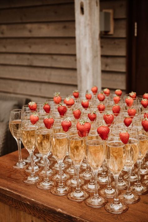 Glasses of champagne with strawberries on the tops of the glasses Alcoholic Drinks Wedding, Pleated Bridesmaid Dress, Non Alcoholic Champagne, Wedding Alcohol, Wedding Strawberries, Reception Drink, Champagne Drinks, Wedding Carriage, Wedding Drinks