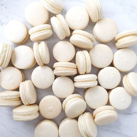 Easy French Macaron Recipe | Beginner Step by Step Guide (FOOLPROOF) - Michelle's Macarons Easy French Macaron Recipe, Desserts French, Macaron Tutorial, Macaron Troubleshooting, French Macaron Recipe, White Chocolate Oreos, French Macarons Recipe, Lemon Blueberry Cheesecake, Macaron Filling