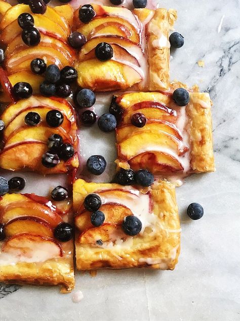 FRESH NECTARINE AND BLUEBERRY TART Easy Tarts, Nectarine Dessert, Fruit Tart Recipe Easy, Nectarine Recipes, Fruit Tart Recipe, Blueberry Tart, Puff Pastry Recipes, Blueberry Recipes, Baking Project