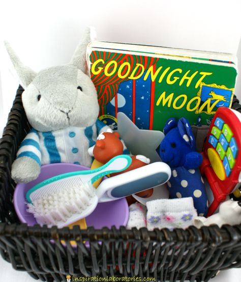 A Goodnight Moon storytelling basket is a fun way to interact with the story. It's perfect for babies. Older kids will love it, too. Storytelling Basket, Picnic Parties, Treasure Basket, Cookies Wedding, Picnic Recipes, Prop Box, Infant Classroom, Goodnight Moon, Picnic Baskets