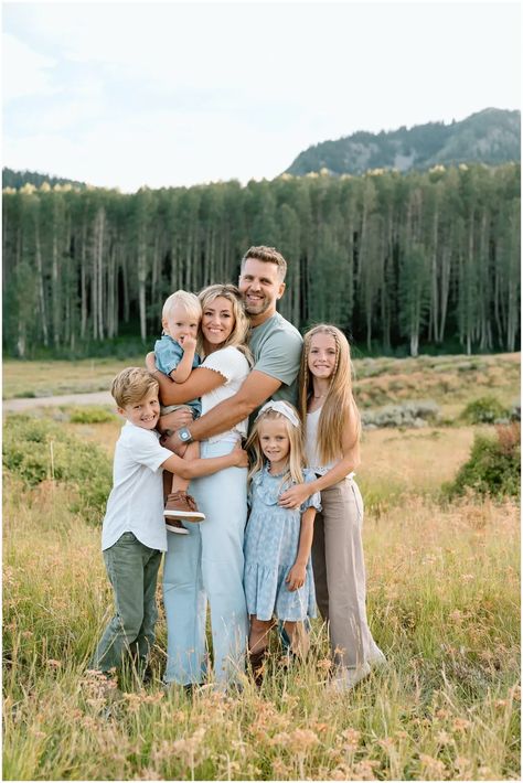 Family Pictures Jeans Color Combos, Blue Jean Family Photo Shoot, Family Pictures Denim, White And Denim Family Pictures, Family Photos Denim, Denim And White Family Pictures, Large Family Photo Poses, Summer Photo Outfits, Casual Family Photos