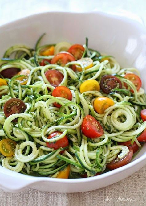 Spiralized Recipes, Pesto Dishes, Spiralized Zucchini, Plats Healthy, Zoodle Recipes, Healthy Pasta, Veggie Noodles, Spiralizer Recipes, Salad Pasta