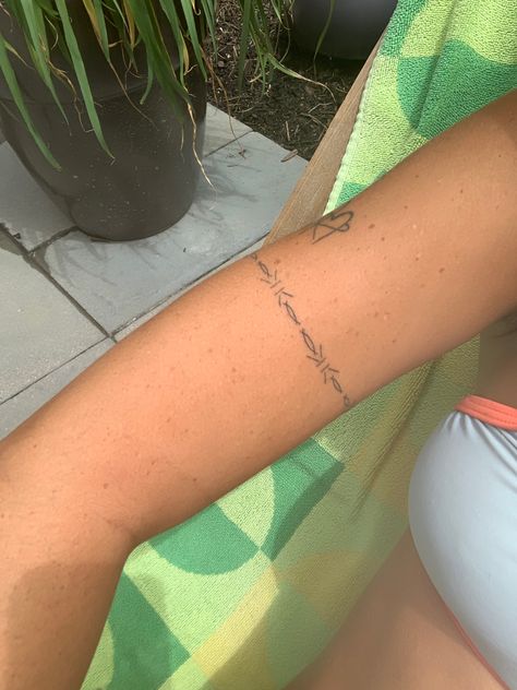 Bobwire Tattoos Around Arm, Tattoo Ideas Arm Band, Dainty Band Tattoo, Fine Line Barbed Wire Tattoo, Dainty Barbed Wire Tattoo, Horizontal Arm Tattoo, Dainty Arm Wrap Tattoo, Fine Line Armband Tattoo, Delicate Arm Band Tattoo