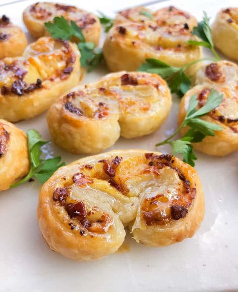 Savory Palmiers, Room Temperature Appetizers, Super Easy Appetizers, Spicy Bacon, Greek Appetizers, Sweet N Spicy, Puff Pastry Appetizers, Pastry Appetizer, Easy To Make Appetizers