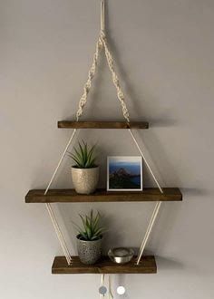 Drátěná Socha, Dekorasi Bohemia, Macrame Hanging Shelf, Macrame Shelf, Macrame Plant Hanger Tutorial, Macrame Plant Hanger Patterns, Diy Macrame Plant Hanger, Macrame Wall Hanging Diy, Hemma Diy