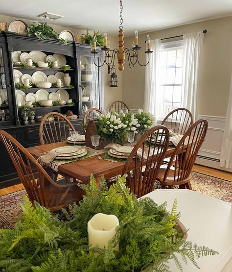 Dining Table Decor Ideas, Chalk Paint Kitchen Cabinets, Spring Table Settings, Dining Room Table Centerpieces, Spring Table Decor, Dining Room Table Decor, Table Decor Ideas, Dining Table Centerpiece, Formal Dining Tables