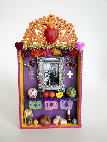 Den Mrtvých, Day Of The Dead Diy, Art Chicano, Dia De Los Muertos Decorations Ideas, Day Of The Dead Party, Frida And Diego, Mini Altar, Diy Shadow Box, Day Of The Dead Art