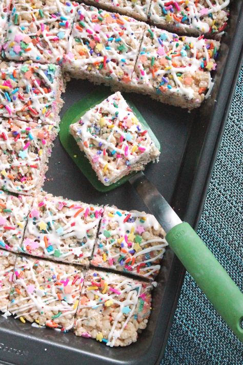 Yummy Rice Krispie Treats, Rice Krispie Treats Gourmet, Unicorn Rice Krispie Treats, Bridal Shower Rice Krispie Treats, Unicorn Rice Crispy Treats, Rice Krispie Treats Cake, Rice Krispie Cake, Pastel Cupcakes, Krispie Treats Recipe