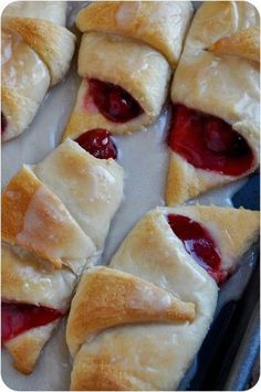 Easy Cherry Turnovers, Cherry Turnovers, Crockpot Desserts, Tart Cherries, Crescent Recipes, Pane Dolce, Cherry Desserts, Brownie Desserts, Crescent Roll Recipes