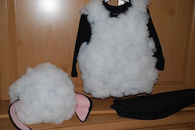 HOW TO make a sheep costume with batting, black long sleeve Tshirt, black beanie, black & pink felt and fabric (or hot) glue Toddler Lamb Costume, Nativity Costume Ideas, Nativity Sheep Costume, Diy Sheep Costume, Baby Sheep Costume, Sheep Costume, Jennifer Freeman, Sheep Costumes, Lamb Costume