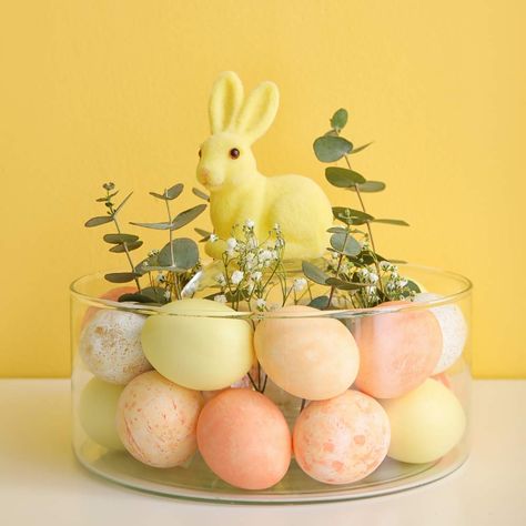 Beautiful Easter Decorations To Get Inspired For Spring - Glaminati Diy Projects To Make And Sell, Colorful Eggs, Easter Decorations Ideas, Eggs Easter, Easter Table Decorations, Spring Easter Decor, Outdoor Lawn, Easter Holidays, Lawn Decor