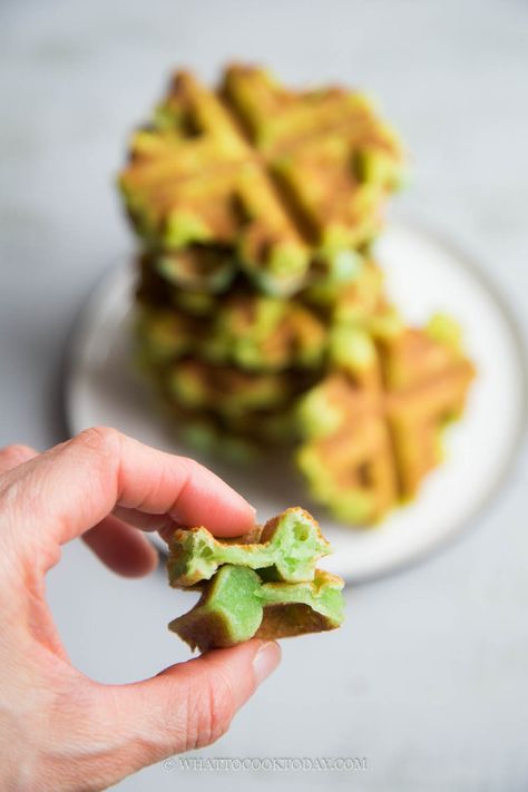 Dairy Free Mochi, Mochi Waffle, Pandan Waffles Vietnamese, Pandan Mochi Waffle Recipe, Coconut Pandan Waffles, Mochi Waffle Recipe, Chocolate Waffle Recipe, Matcha Waffles, Matcha White Chocolate