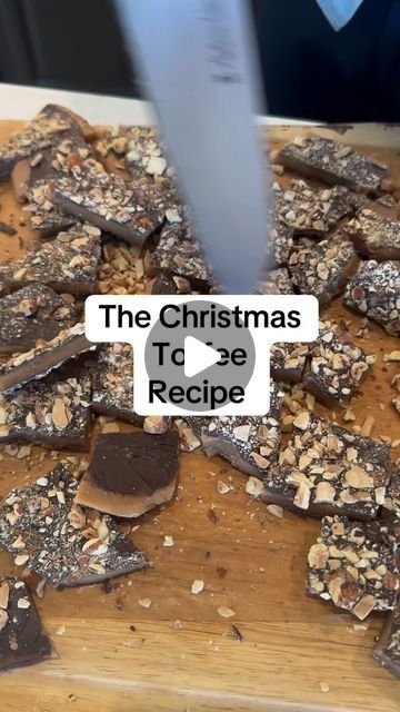 Lisa Jones on Instagram: "The toffee recipe by Marlene Sorosky ♥️ @cookingwithclass_ 
🧈(4 sticks) unsalted butter Land O’Lakes
🧈2 cups of sugar
🧈6 tablespoons of water 
🧈2 tablespoons of light corn syrup
🧈1 pound milk chocolate from @ghirardelli 
🧈2 cups chopped roasted almonds 

(Makes 1 1/2 pounds of toffee)" Fools Toffee Recipe, Marlene Sorosky Toffee, Christmas Toffee Bark, Best Toffee Recipe, Butter Toffee Recipe, Christmas Toffee, Christmas Chocolates, Toffee Bark, Homemade Toffee