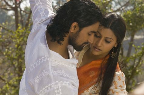 Imran & Anokhi (Aja Nachle).  I loved this couple on screen.  He is sooo handsome and she is so sassy and full of personality. Aaja Nachle Movie, Aaja Nachle, O Re Piya, Konkona Sen, Hum Kab, Kunal Kapoor, Vintage Bollywood Aesthetic, Bollywood Aesthetic, Desi Love