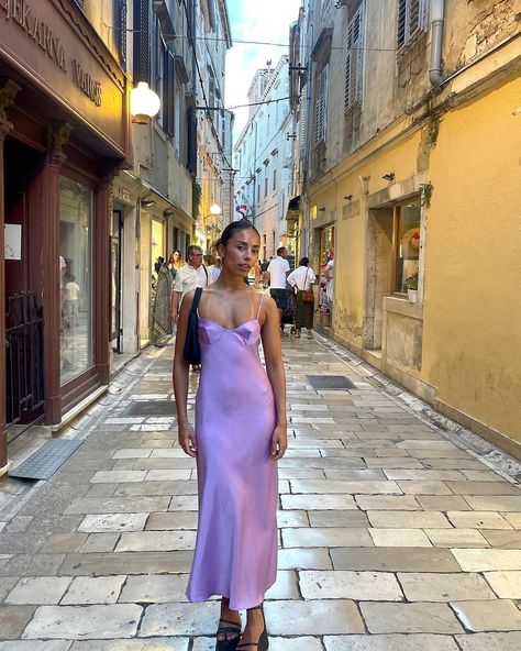 Violet Dress Outfit, Purple Dress Aesthetic, Slip Dress Aesthetic, Purple Dress Outfits, Satin Dress Outfit, Summer 2024 Fashion Trends, Purple Satin Dress, Purple Summer Dress, Summer 2024 Fashion