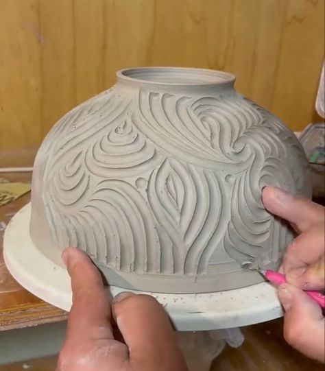 Clay Bowl Carving Ideas, Carving In Pottery, Carving Designs Ceramics, Texture On Pottery, Pinch Pot Designs Patterns, Carved Ceramic Vase, Carved Ceramic Bowls, Carved Bowls Ceramics, Closed Form Pottery