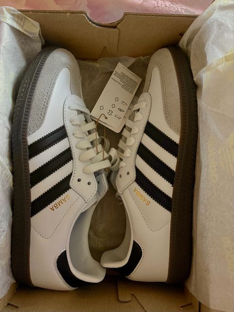 Addias Shoes, Adidas Classic Shoes, Sambas Adidas, Adidas White Shoes, Samba Shoes, Adidas Sambas, Adidas Classic, Samba Og, Adidas Vintage